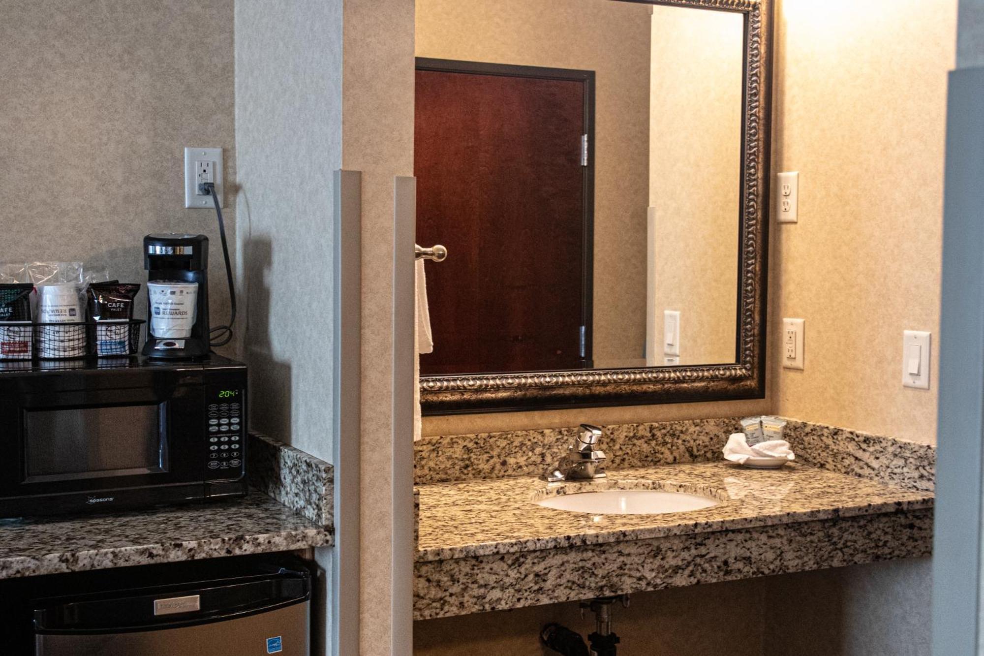 Best Western University Inn And Suites Форест Гров Экстерьер фото